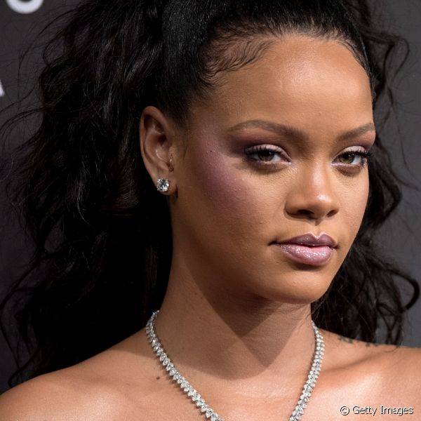 Rihanna combinou a sombra em tom pastel com uma make monocrom?tica lil?s (Foto: Getty Images)